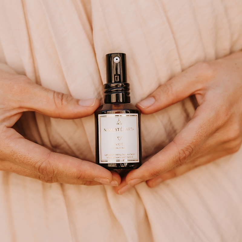 LifestyleShhot_NamasteFaceSerum_Bottle_Water_Day2(800x800)
